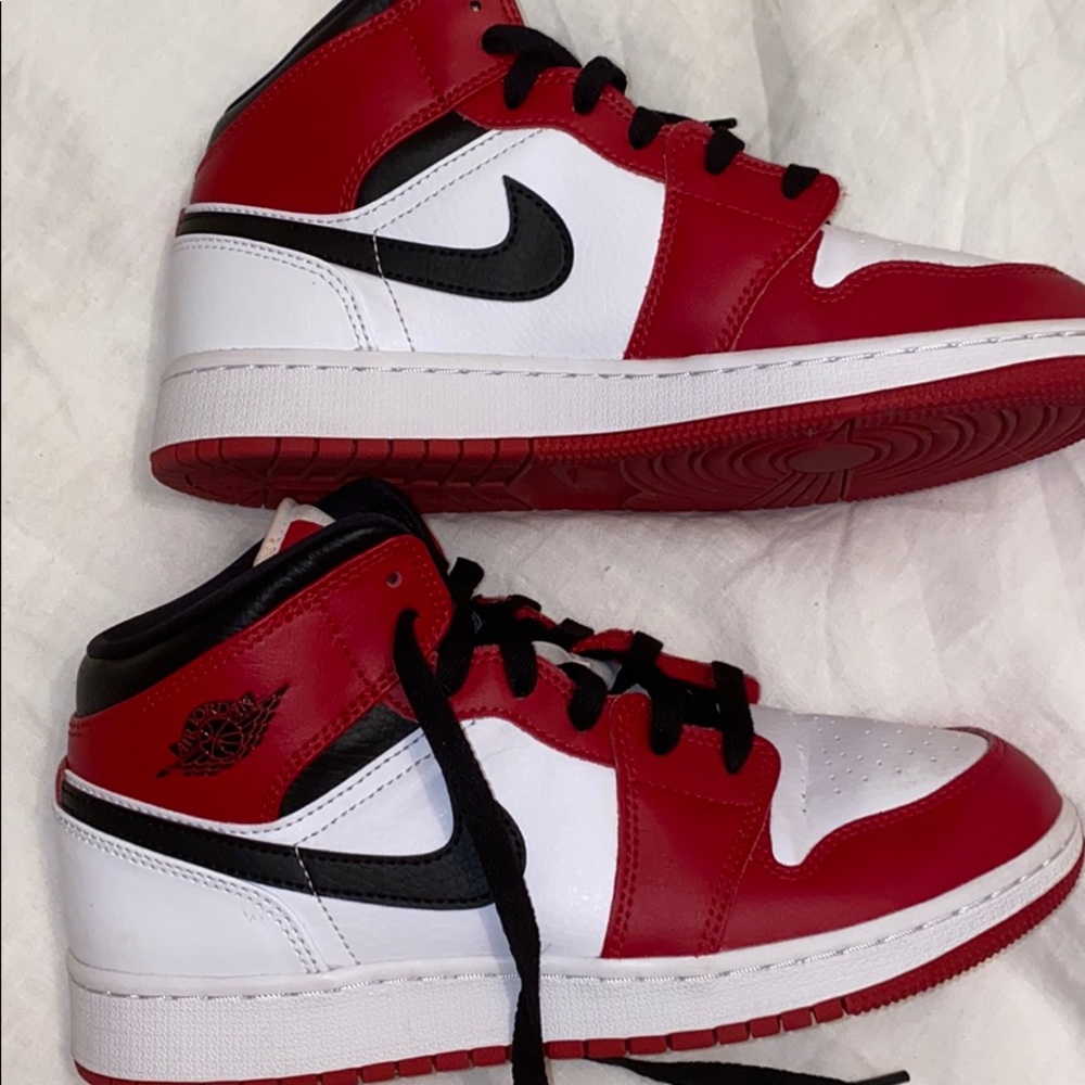 Jordan 1 mid Chicago